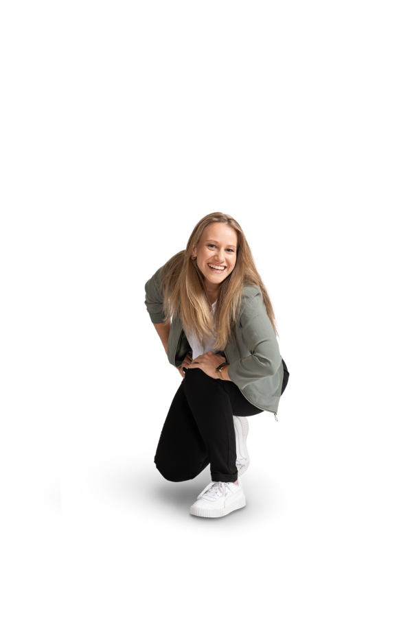 Eine junge Frau mit langen, blonden Haaren, grünem Oberteil und dunkler Hose.