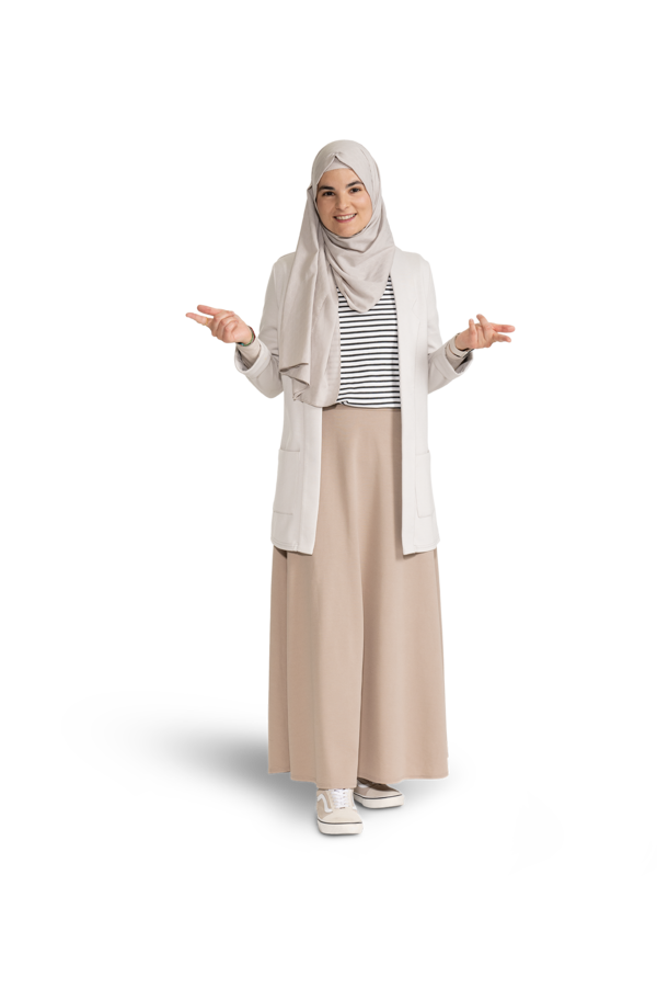 Eine junge Frau mit hellem Kopftuch, heller Jacke, gestreiftem Shirt und heller Hose.